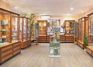How much does a business selling lenses and glasses make?