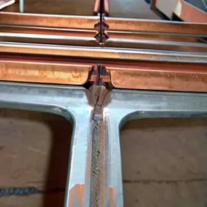 Почему добавление меди повышает коррозионную стойкость арматуры в бетоне